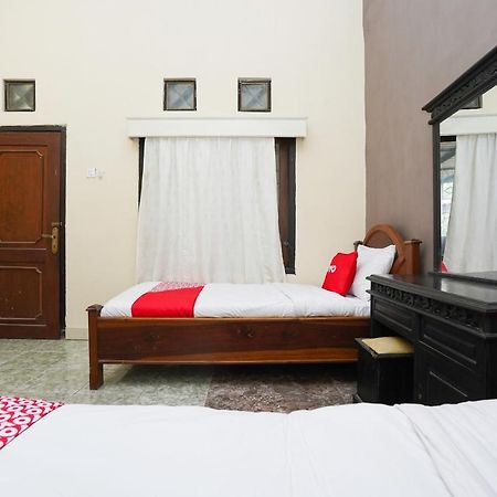 Oyo 2715 Hotel Madinah Syariah Pamekasan Exterior foto