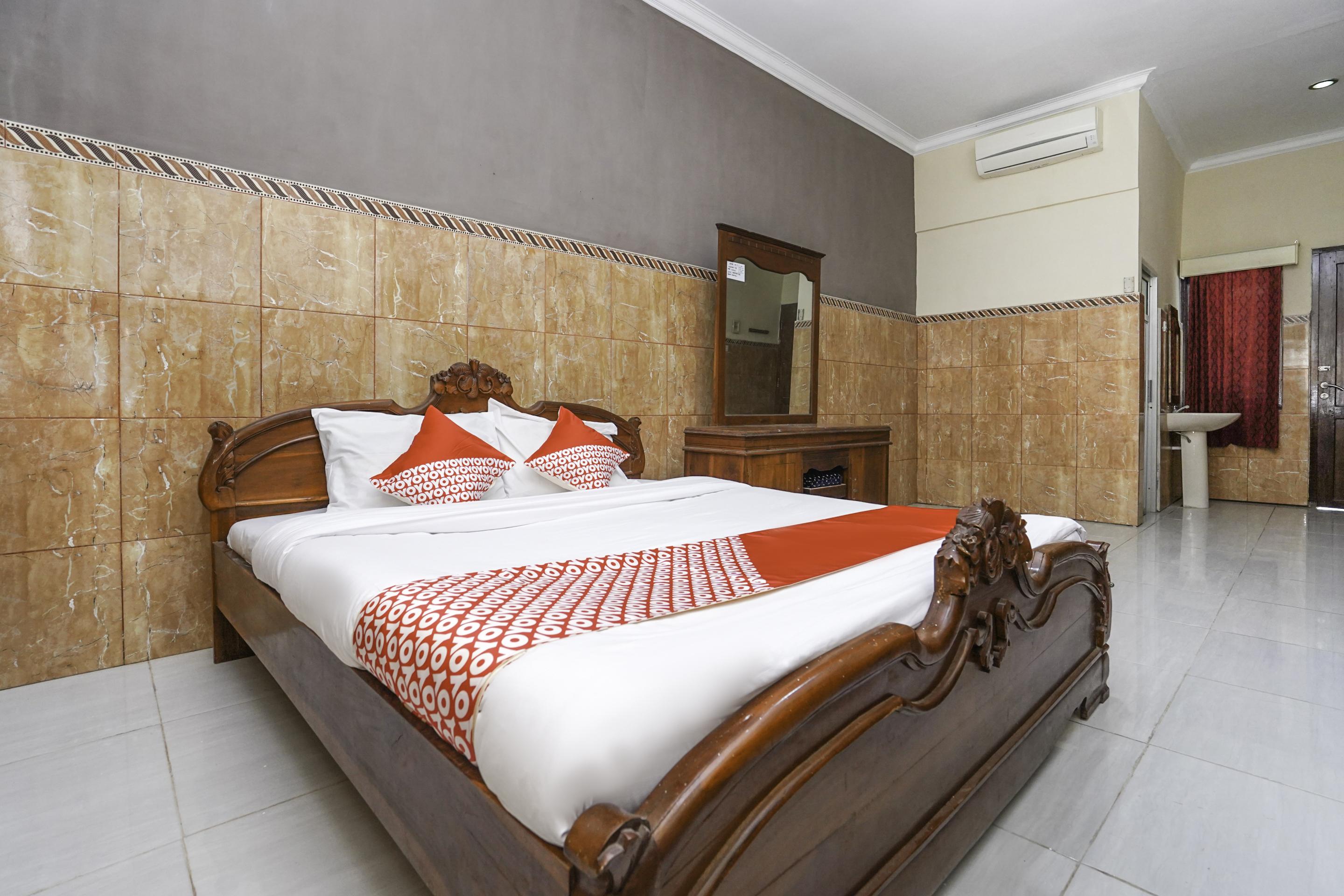 Oyo 2715 Hotel Madinah Syariah Pamekasan Exterior foto