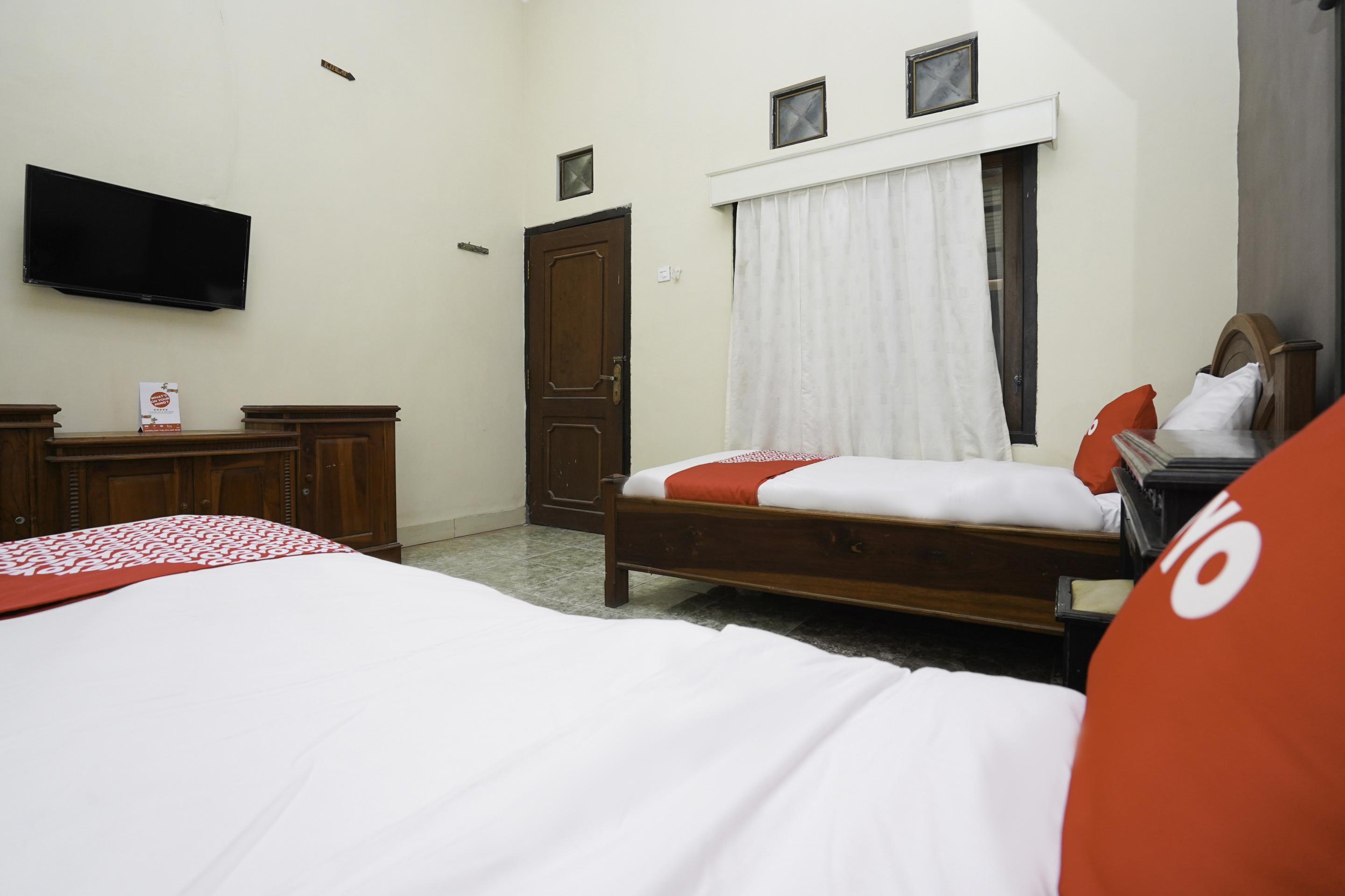 Oyo 2715 Hotel Madinah Syariah Pamekasan Exterior foto