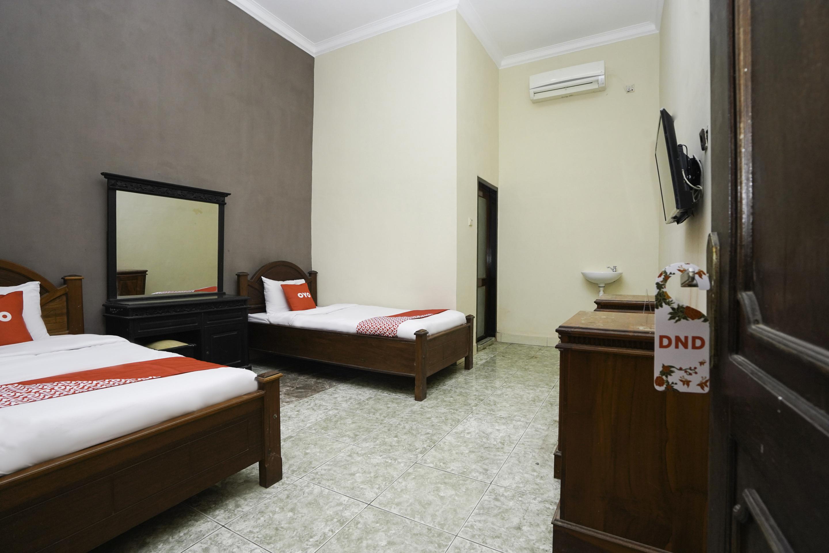 Oyo 2715 Hotel Madinah Syariah Pamekasan Exterior foto