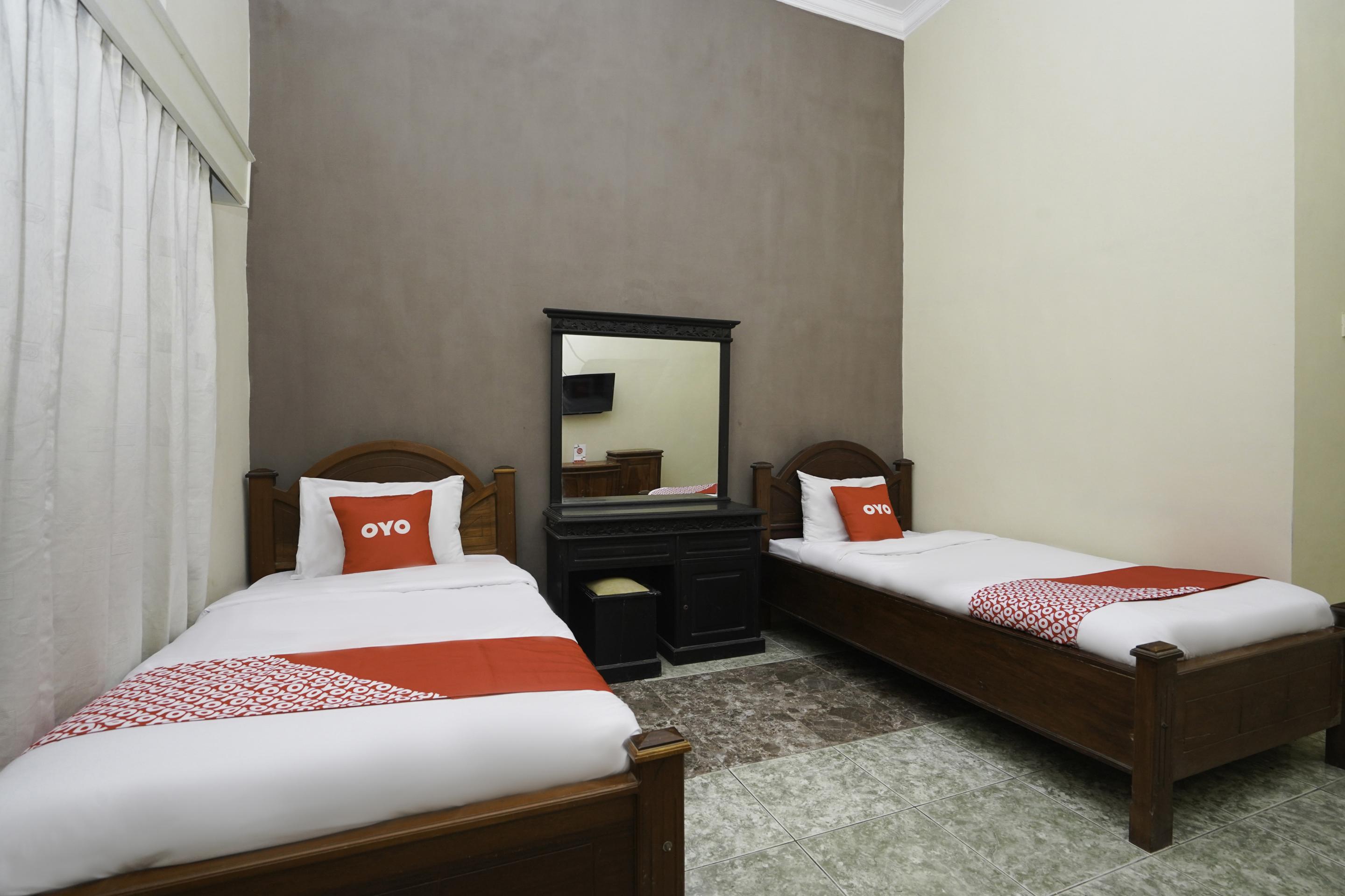 Oyo 2715 Hotel Madinah Syariah Pamekasan Exterior foto