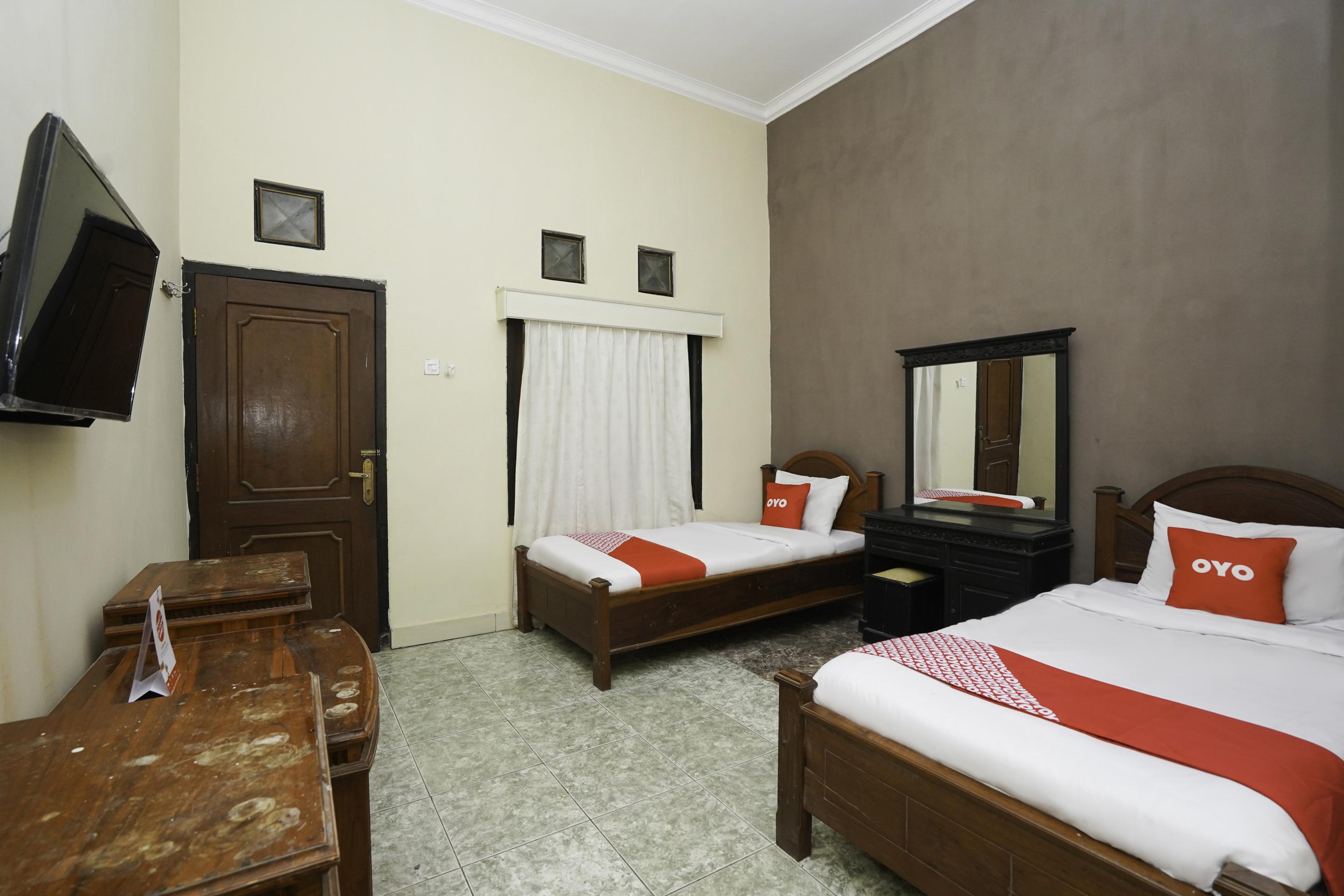 Oyo 2715 Hotel Madinah Syariah Pamekasan Exterior foto