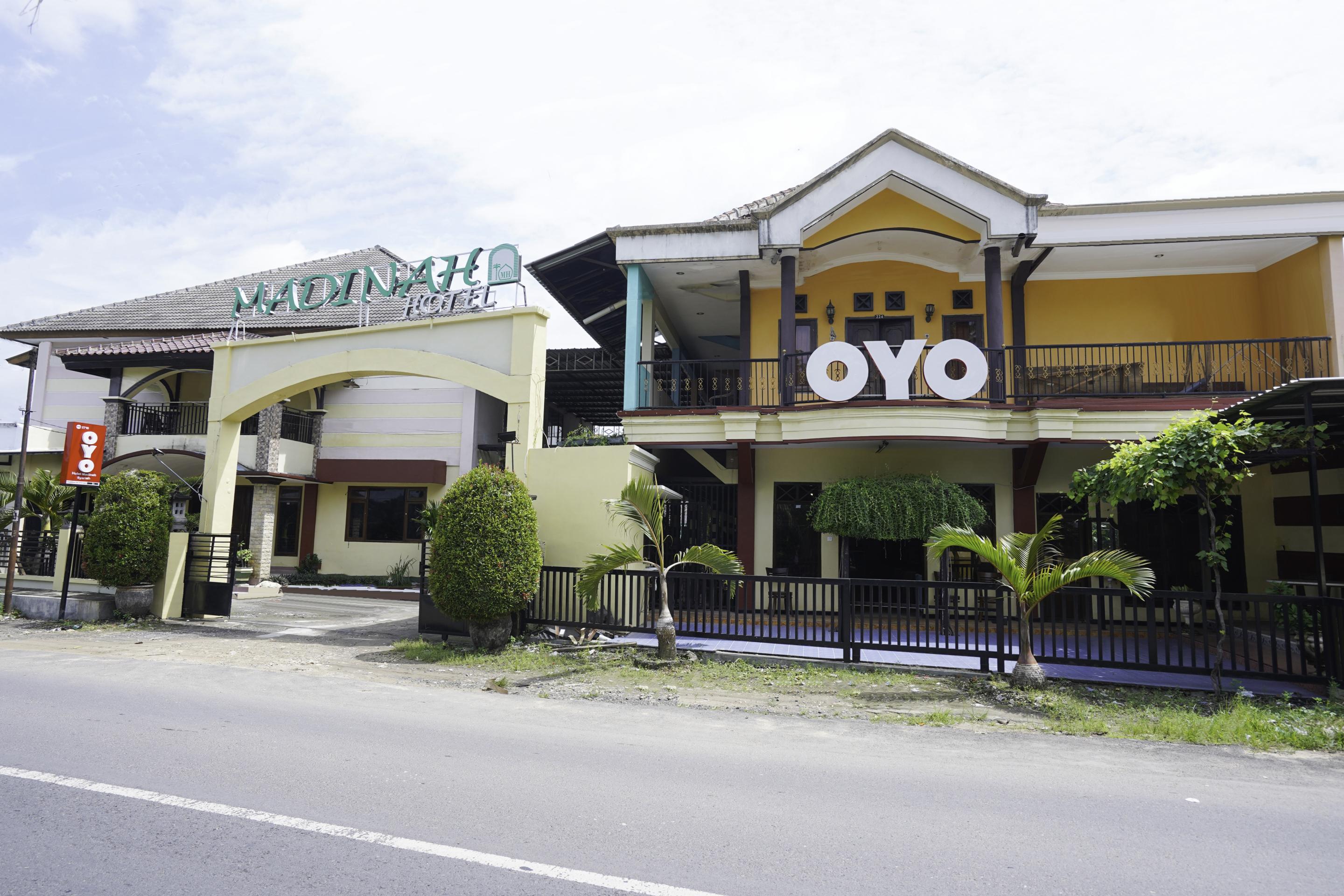 Oyo 2715 Hotel Madinah Syariah Pamekasan Exterior foto