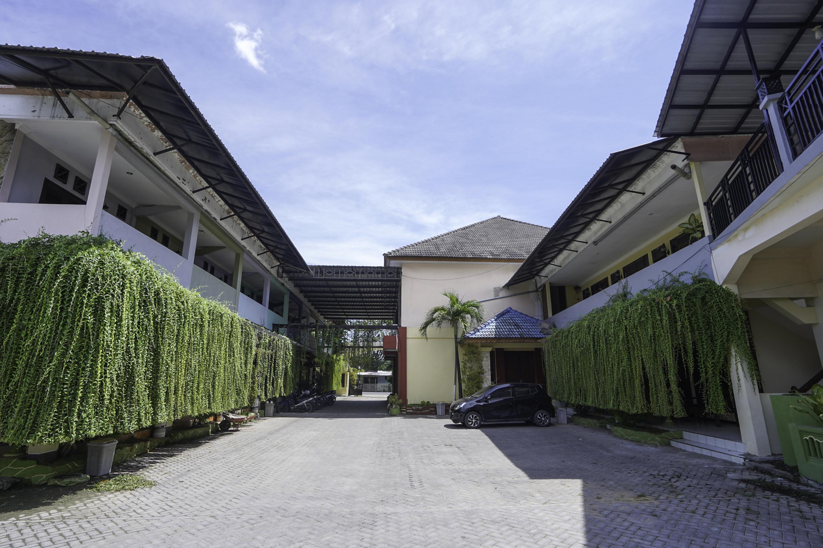 Oyo 2715 Hotel Madinah Syariah Pamekasan Exterior foto