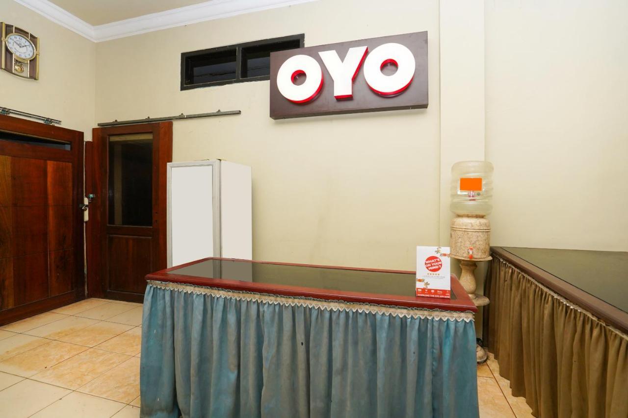Oyo 2715 Hotel Madinah Syariah Pamekasan Exterior foto