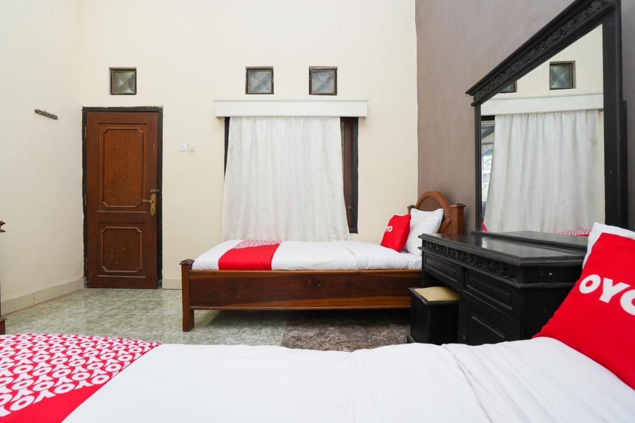 Oyo 2715 Hotel Madinah Syariah Pamekasan Exterior foto